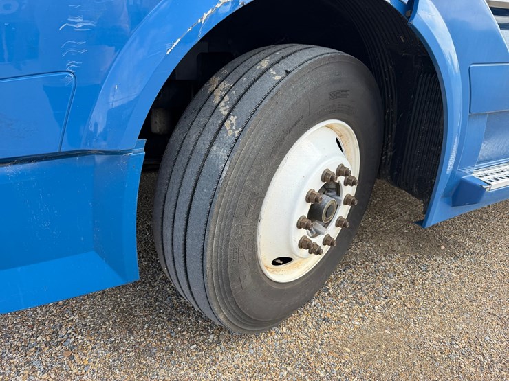 2015-volvo-vnl42t300-image-9