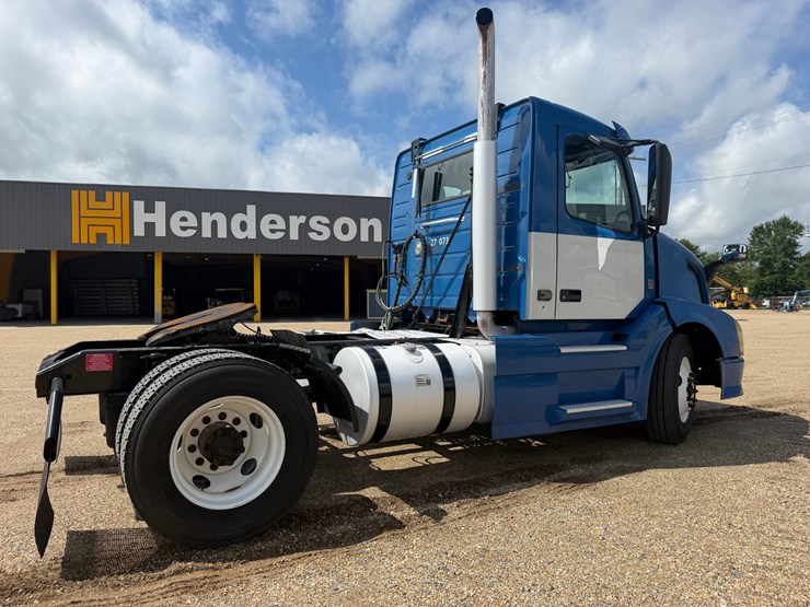2015-volvo-vnl42t300-image-3