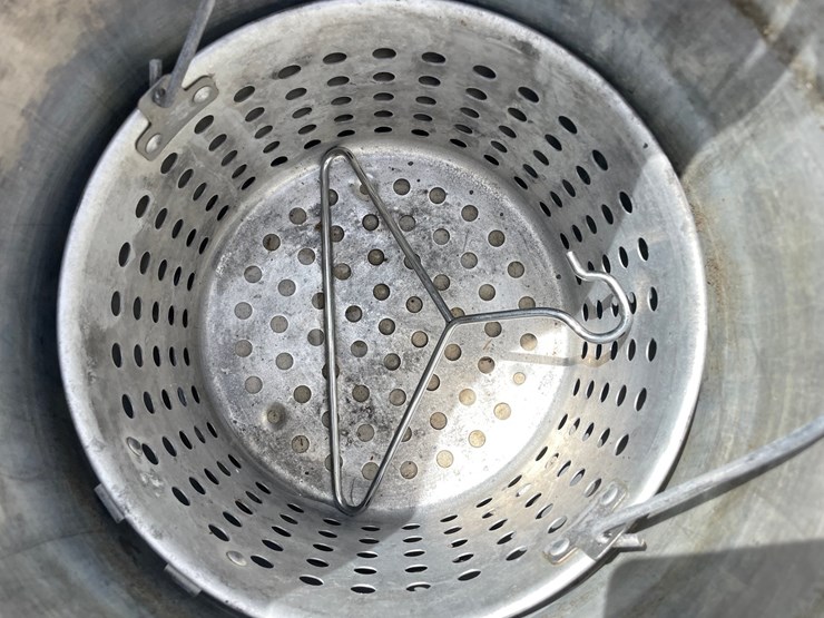 #2150-•-propane-cooker-and-(2)-kettles-image-14