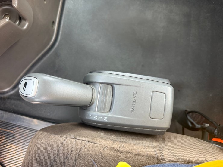 2015-volvo-vnm64t200-image-14