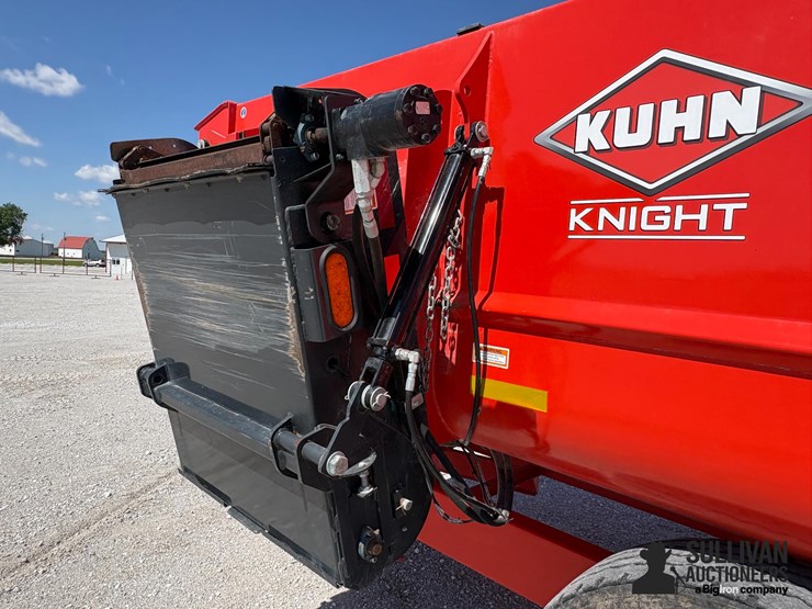 kuhn-knight-reel-auggie-ra130-feeder-wagon-image-14