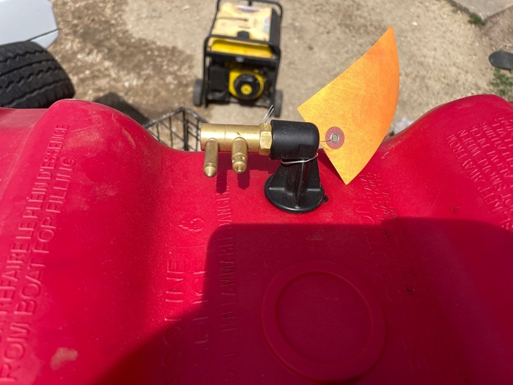 #2134-•-attwood-boat-gas-can-image-6