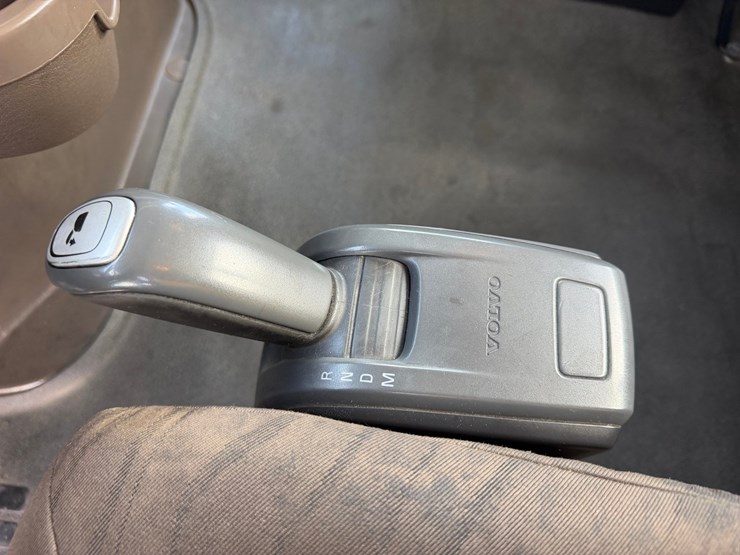 2015-volvo-vnl42t300-image-16
