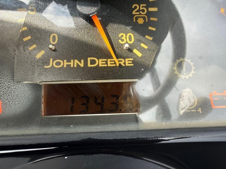 john-deere-3320-image-15