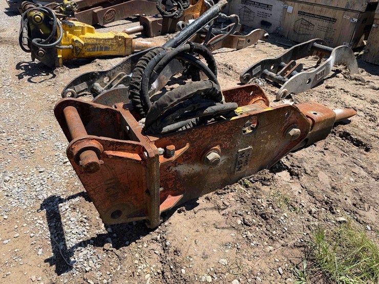 npk-gh4-hydraulic-hammer-attachment-image-2