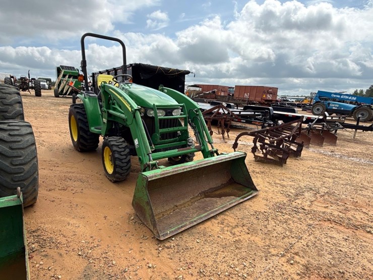 john-deere-3320-image-1