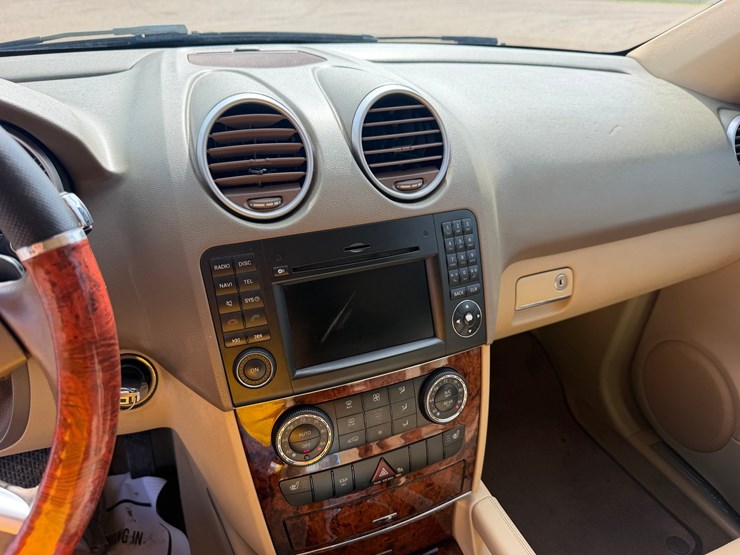 2010-mercedes-benz-ml350-image-11