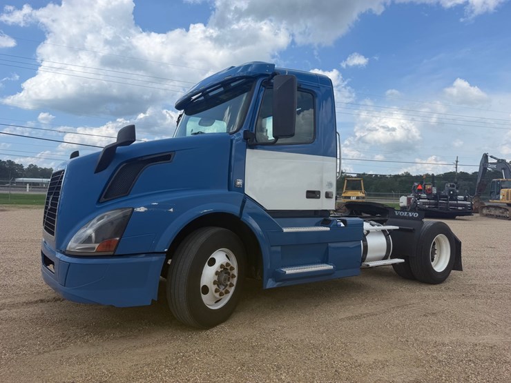 2016-volvo-vnl42t300-image-1