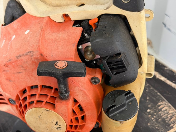 #6036-•-stihl-bg85-handheld-leaf-blower-image-3