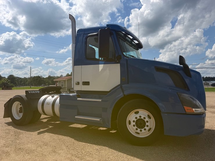 #16237-•-2016-volvo-vnl2t300-image-2
