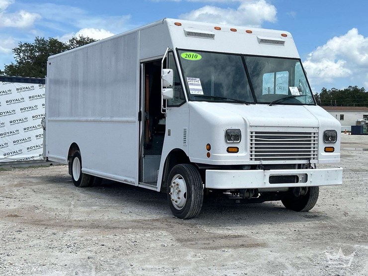 2010-workhorse-w62-image-2