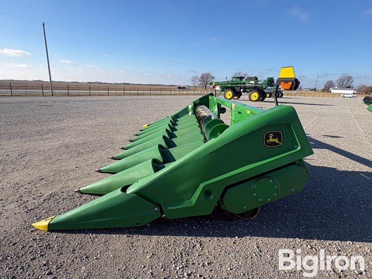 2021-john-deere-c8r-image-8