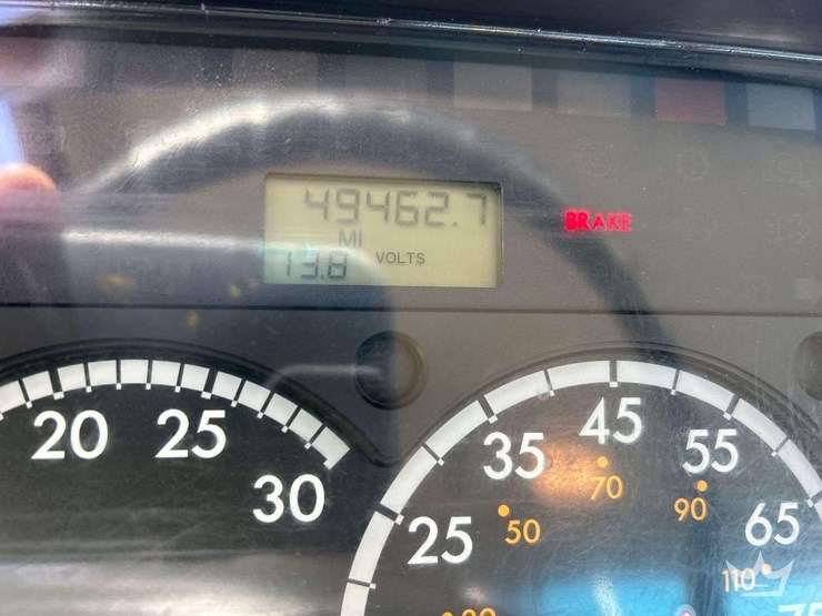2015-freightliner-m2-106-image-7