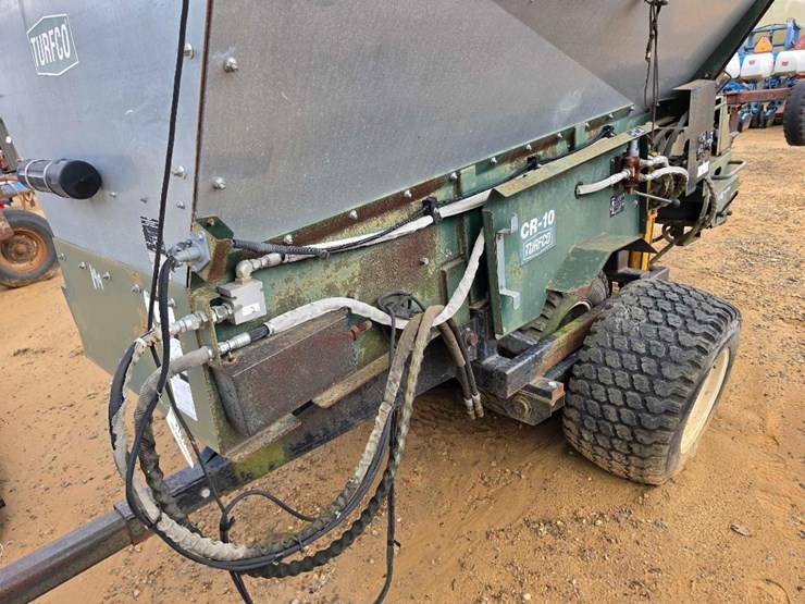 149---turfco-cr-10-top-dresser/material-handler-image-6