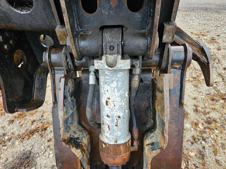 2010-deere-200d-lc-image-85