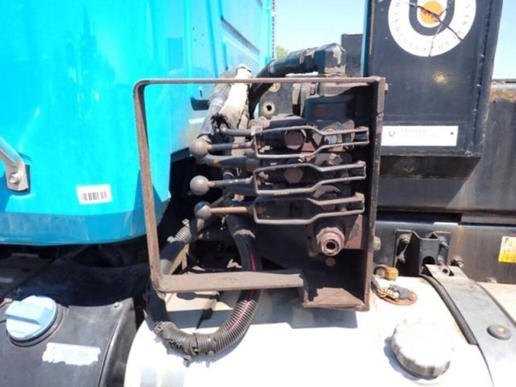 2015-mack-granite-gu813-image-47