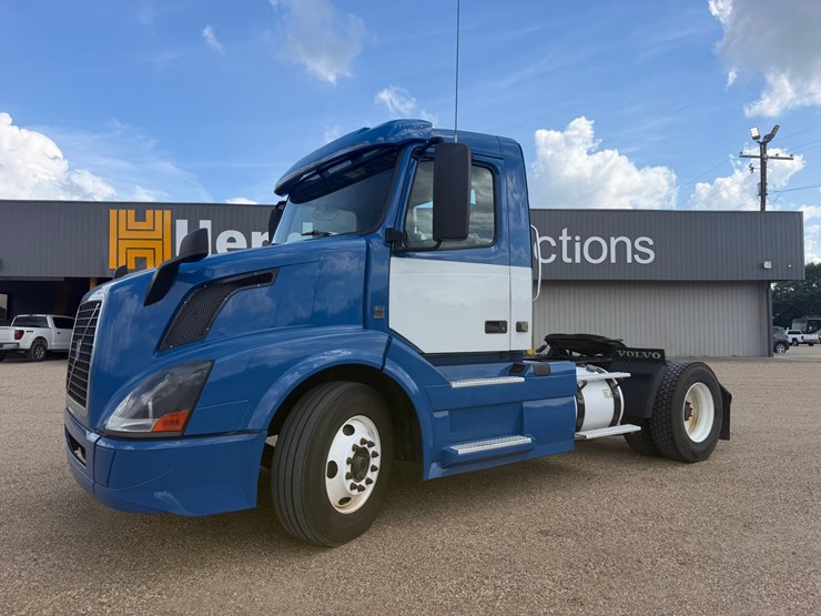 2016-volvo-vnl42t300-image-1