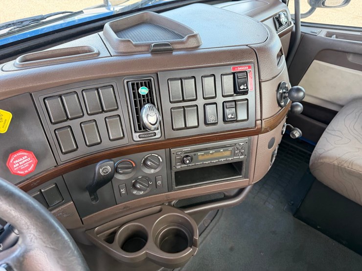 2015-volvo-vnl42t300-image-15