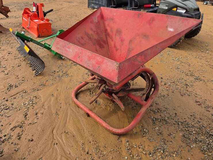 111---lely-3pt-hitch-spreader-image-3