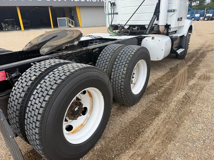 2015-volvo-vnm64t200-image-5
