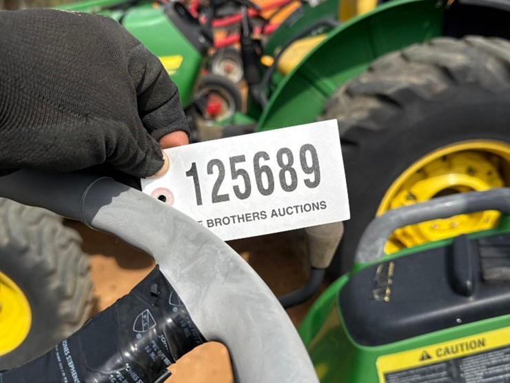 john-deere-3320-image-16