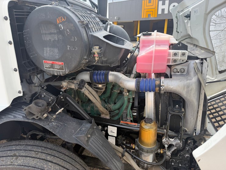 2015-volvo-vnm64t200-image-7