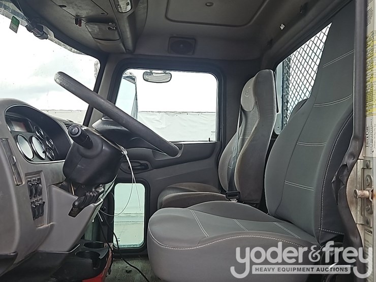 2014-peterbilt-337-image-28
