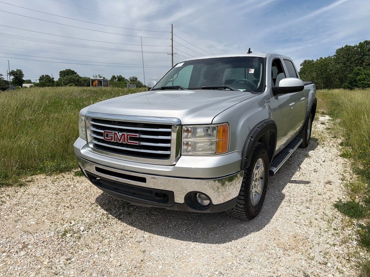#24068-•-2011-gmc-sierra-pickup-truck-image-1