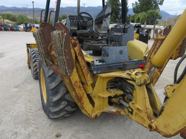 2022-caterpillar-416c-image-21