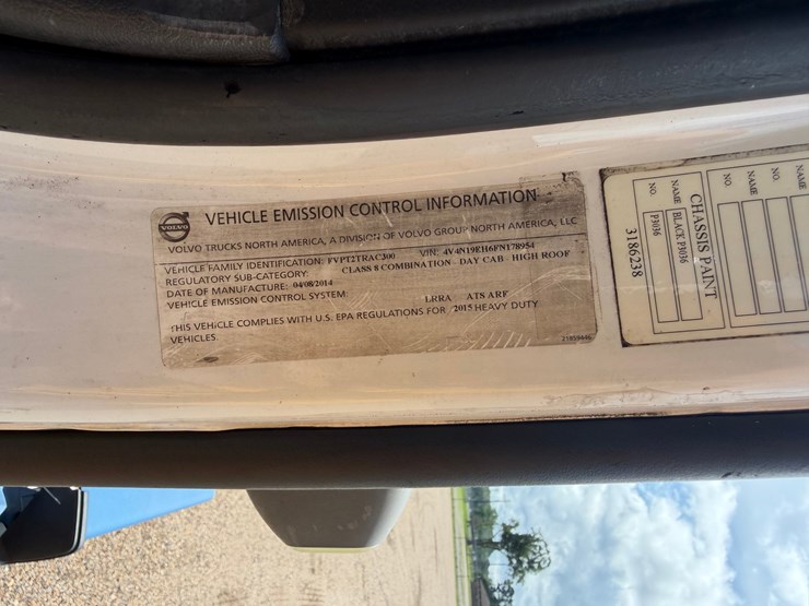 2015-volvo-vnl42t300-image-10