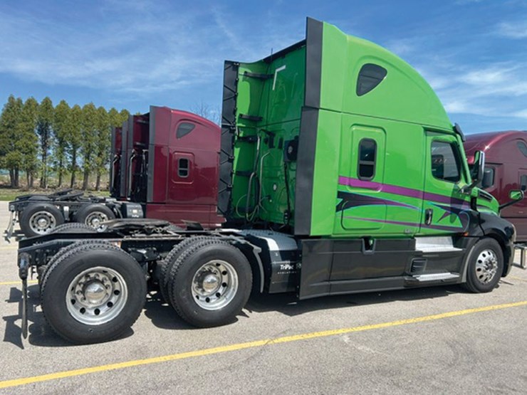 2021-freightliner-cascadia-126-image-2
