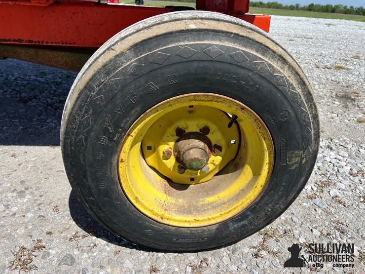 kilbros-350-gravity-flow-wagon-on-jd-running-gear-image-9
