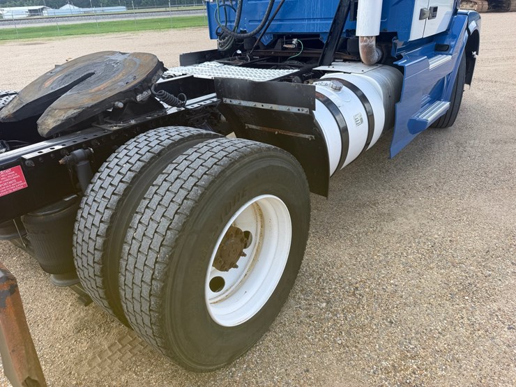2016-volvo-vnl42t300-image-7