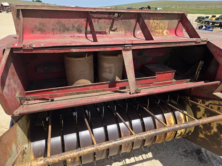 new-holland-270-image-11