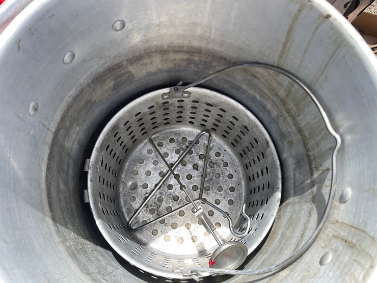 #2150-•-propane-cooker-and-(2)-kettles-image-12