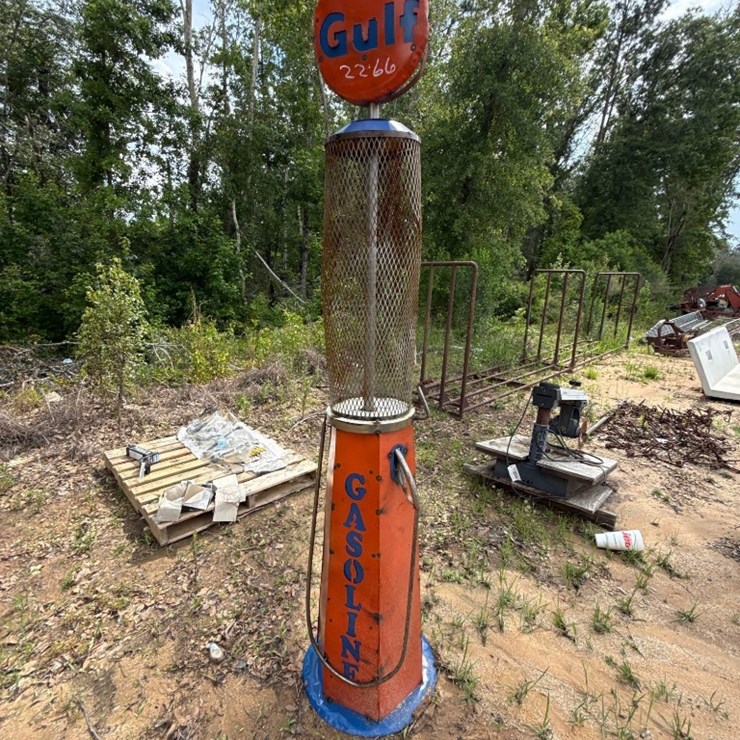 2266 - GULF GAS PUMP