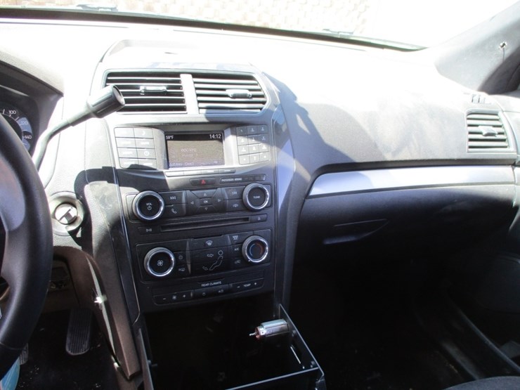 2016-ford-explorer-image-9