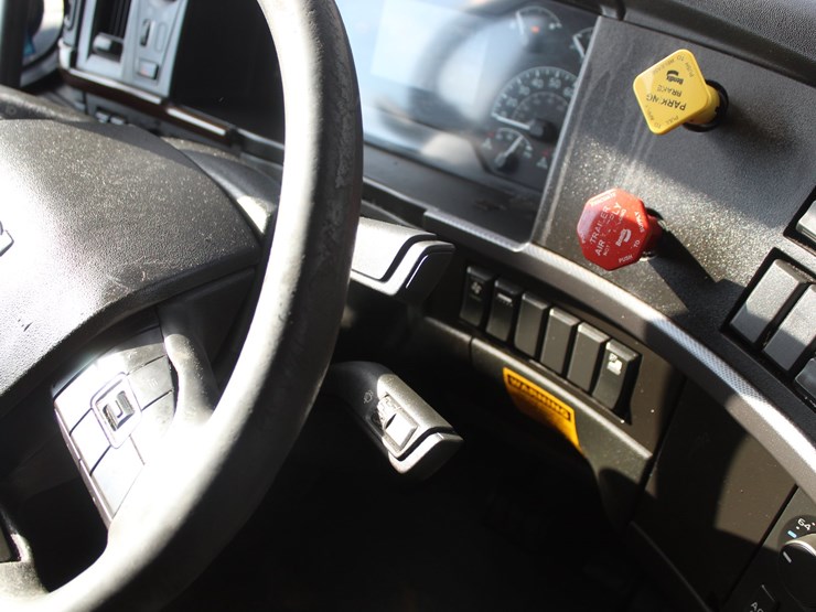 #16232-•-2019-volvo-tractor-truck-image-11