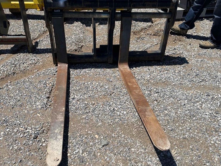 jcb-coupler-attached-pallet-forks-image-1