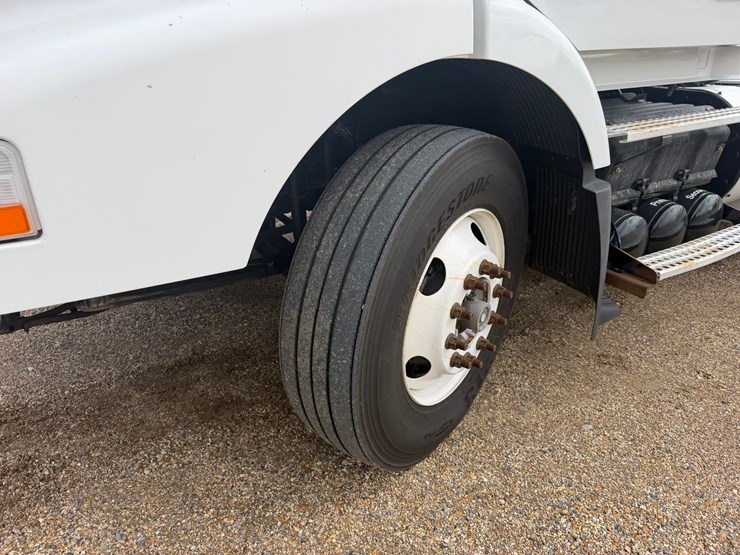 2015-volvo-vnm64t200-image-8
