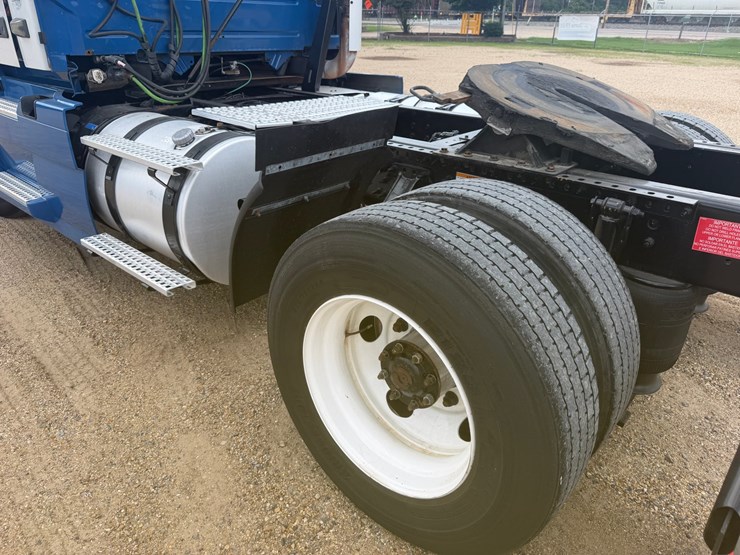 2016-volvo-vnl42t300-image-6