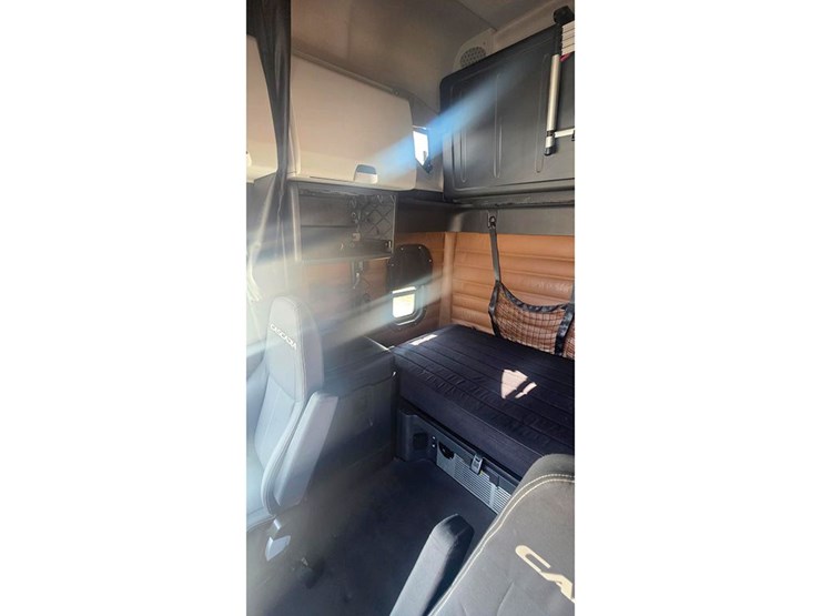 2021-freightliner-cascadia-126-image-5