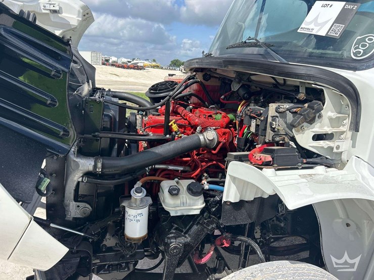 2015-freightliner-m2-106-image-8