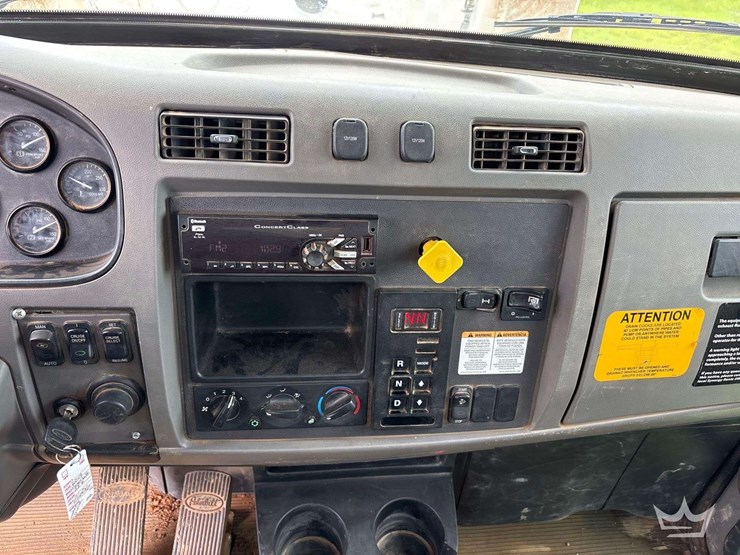 2017-peterbilt-337-image-35