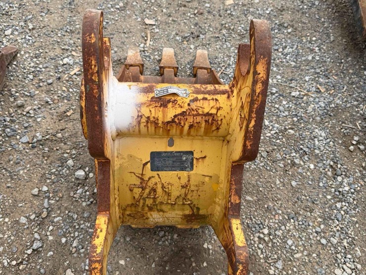 12”-john-deere-toothed-bucket-image-3