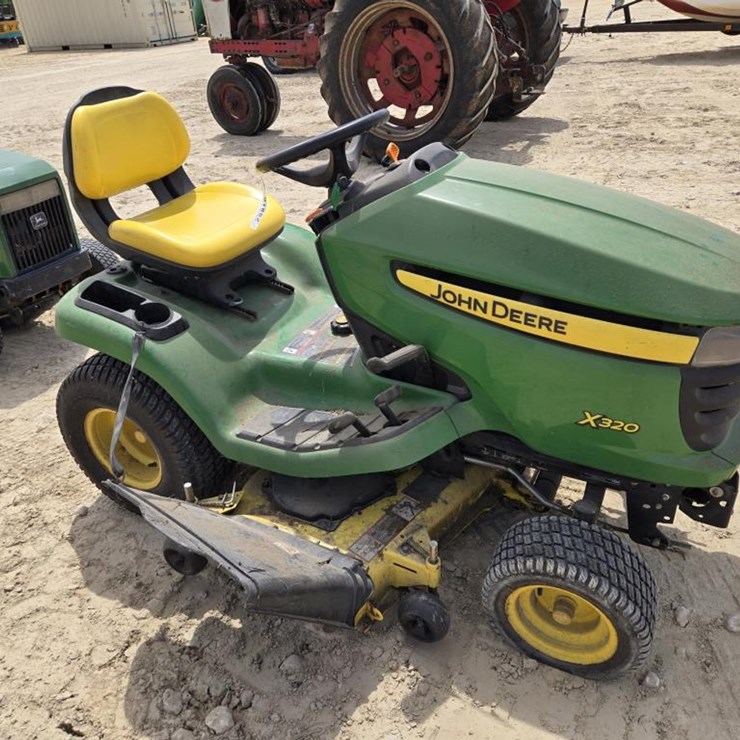 JOHN DEERE X320