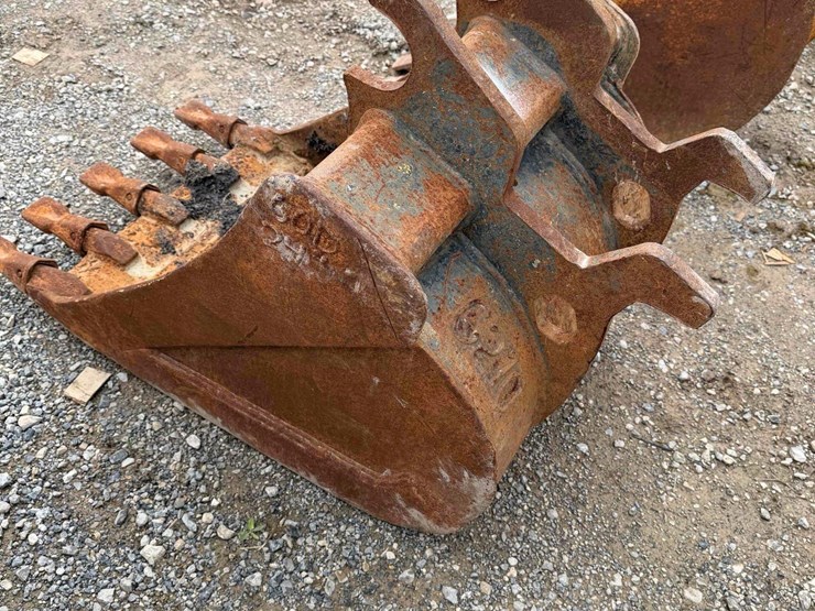 24”-toothed-bucket-image-3