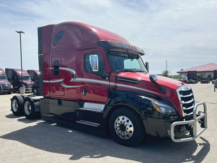2021-freightliner-cascadia-126-image-2
