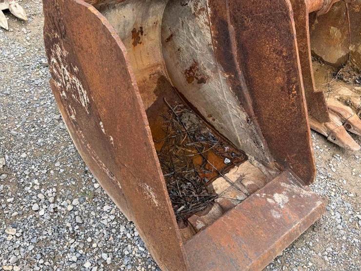 24”-cat-bucket-w/-cutting-edge-image-1