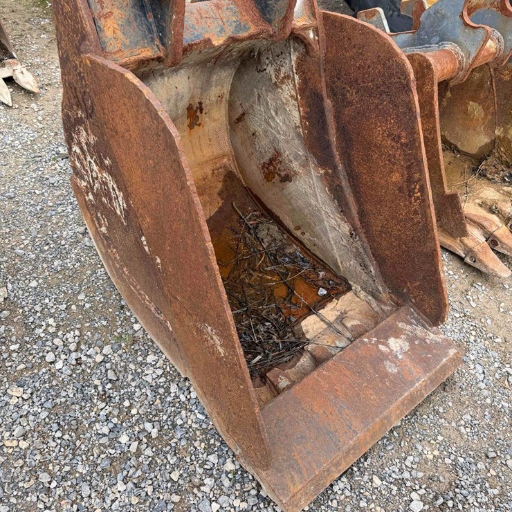 24” CAT Bucket w/ Cutting Edge